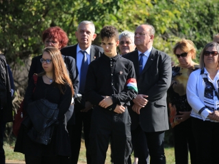 Ünnep a gyásznapon a forradalmi emlékműnél - fotó: 