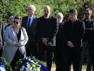 Ünnep a gyásznapon a forradalmi emlékműnél - fotó: 