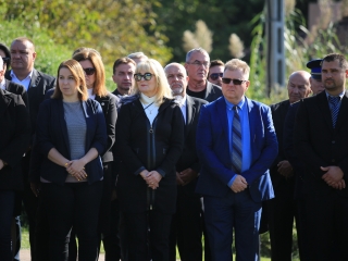 Ünnep a gyásznapon a forradalmi emlékműnél - fotó: 