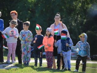 Ünnep a gyásznapon a forradalmi emlékműnél - fotó: 