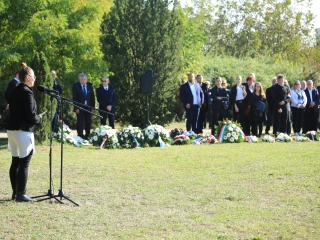 Ünnep a gyásznapon a forradalmi emlékműnél - fotó: 