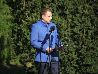 Ünnep a gyásznapon a forradalmi emlékműnél - fotó: 