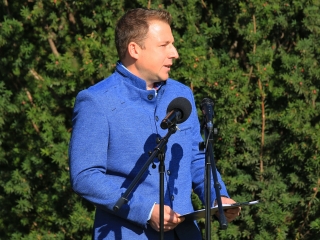 Ünnep a gyásznapon a forradalmi emlékműnél - fotó: 