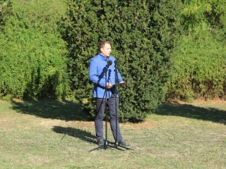 Ünnep a gyásznapon a forradalmi emlékműnél - fotó: 