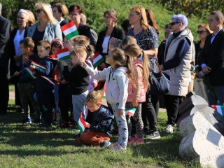 Ünnep a gyásznapon a forradalmi emlékműnél - fotó: 