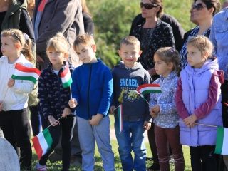 Ünnep a gyásznapon a forradalmi emlékműnél - fotó: 