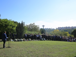 Ünnep a gyásznapon a forradalmi emlékműnél - fotó: 