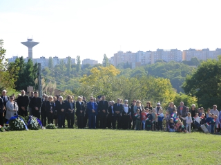 Ünnep a gyásznapon a forradalmi emlékműnél - fotó: 