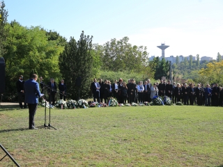 Ünnep a gyásznapon a forradalmi emlékműnél - fotó: 