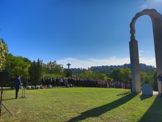 Ünnep a gyásznapon a forradalmi emlékműnél - fotó: 
