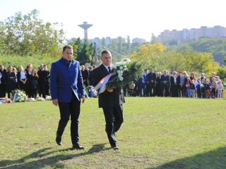 Ünnep a gyásznapon a forradalmi emlékműnél - fotó: 