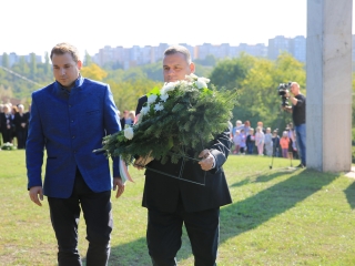 Ünnep a gyásznapon a forradalmi emlékműnél - fotó: 
