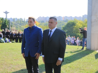 Ünnep a gyásznapon a forradalmi emlékműnél - fotó: 