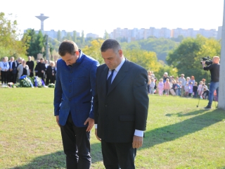 Ünnep a gyásznapon a forradalmi emlékműnél - fotó: 