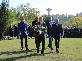 Ünnep a gyásznapon a forradalmi emlékműnél - fotó: 