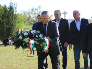 Ünnep a gyásznapon a forradalmi emlékműnél - fotó: 