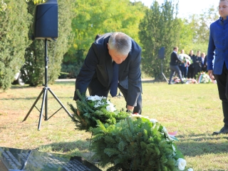 Ünnep a gyásznapon a forradalmi emlékműnél - fotó: 
