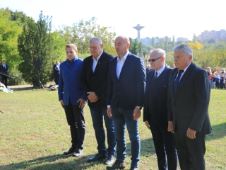 Ünnep a gyásznapon a forradalmi emlékműnél - fotó: 