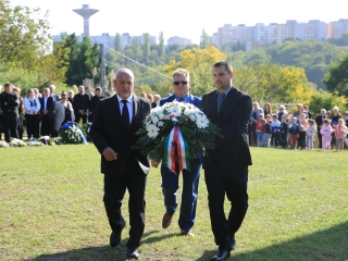 Ünnep a gyásznapon a forradalmi emlékműnél - fotó: 