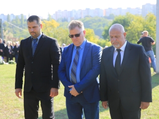 Ünnep a gyásznapon a forradalmi emlékműnél - fotó: 