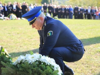 Ünnep a gyásznapon a forradalmi emlékműnél - fotó: 