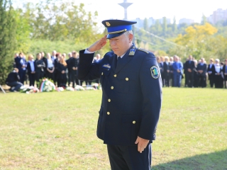 Ünnep a gyásznapon a forradalmi emlékműnél - fotó: 