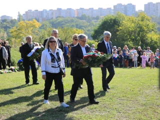 Ünnep a gyásznapon a forradalmi emlékműnél - fotó: 