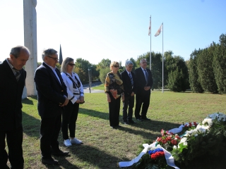 Ünnep a gyásznapon a forradalmi emlékműnél - fotó: 