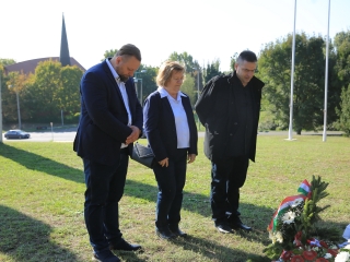 Ünnep a gyásznapon a forradalmi emlékműnél - fotó: 