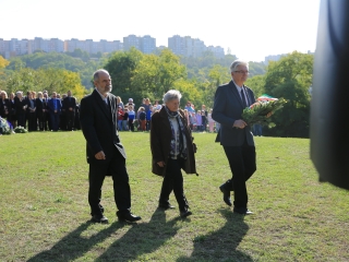 Ünnep a gyásznapon a forradalmi emlékműnél - fotó: 