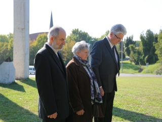 Ünnep a gyásznapon a forradalmi emlékműnél - fotó: 