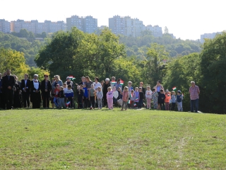 Ünnep a gyásznapon a forradalmi emlékműnél - fotó: 