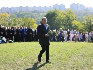 Ünnep a gyásznapon a forradalmi emlékműnél - fotó: 