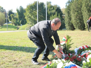 Ünnep a gyásznapon a forradalmi emlékműnél - fotó: 