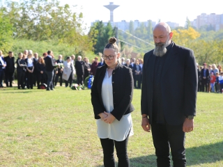 Ünnep a gyásznapon a forradalmi emlékműnél - fotó: 