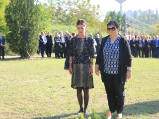 Ünnep a gyásznapon a forradalmi emlékműnél - fotó: 