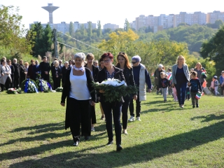 Ünnep a gyásznapon a forradalmi emlékműnél - fotó: 