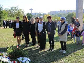 Ünnep a gyásznapon a forradalmi emlékműnél - fotó: 