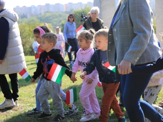 Ünnep a gyásznapon a forradalmi emlékműnél - fotó: 