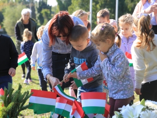 Ünnep a gyásznapon a forradalmi emlékműnél - fotó: 