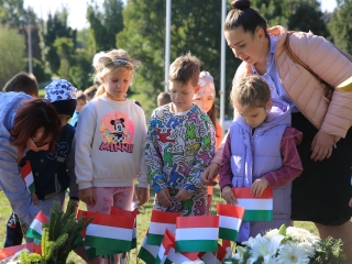 Ünnep a gyásznapon a forradalmi emlékműnél - fotó: 