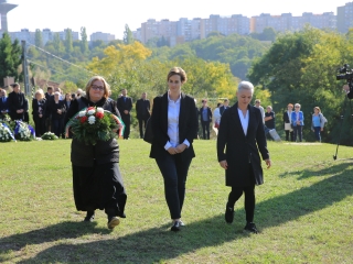 Ünnep a gyásznapon a forradalmi emlékműnél - fotó: 