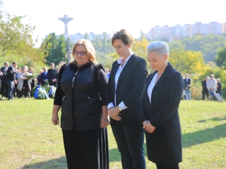 Ünnep a gyásznapon a forradalmi emlékműnél - fotó: 