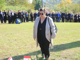 Ünnep a gyásznapon a forradalmi emlékműnél - fotó: 