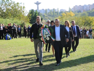 Ünnep a gyásznapon a forradalmi emlékműnél - fotó: 