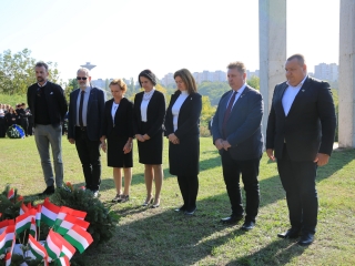 Ünnep a gyásznapon a forradalmi emlékműnél - fotó: 