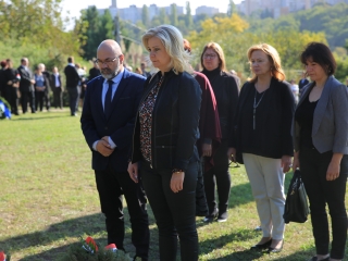 Ünnep a gyásznapon a forradalmi emlékműnél - fotó: 