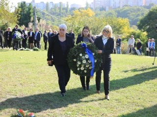 Ünnep a gyásznapon a forradalmi emlékműnél - fotó: 