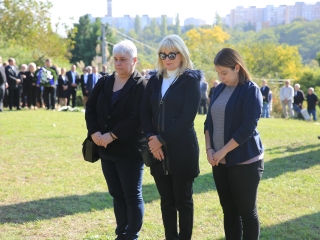 Ünnep a gyásznapon a forradalmi emlékműnél - fotó: 