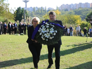 Ünnep a gyásznapon a forradalmi emlékműnél - fotó: 